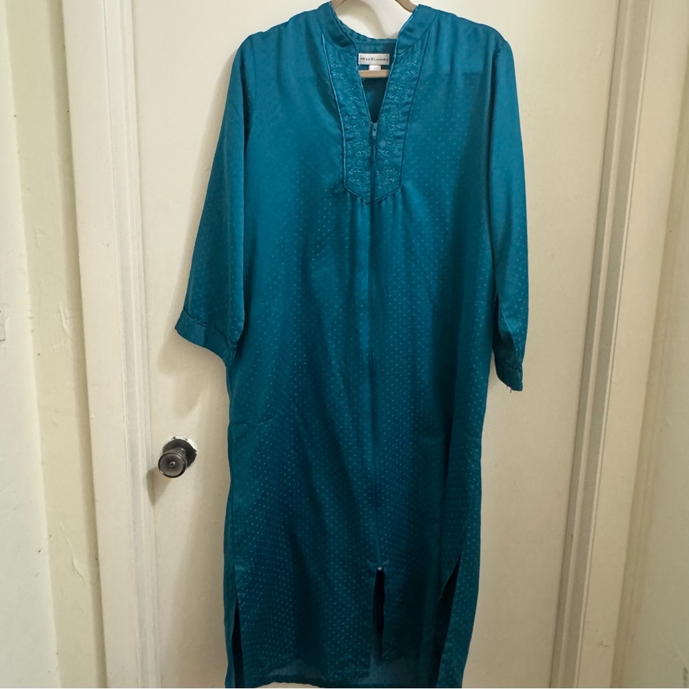 Miss Elaine Women’s Robe Zippered Blue Polka Dots Embroidered Neckline‎ Small